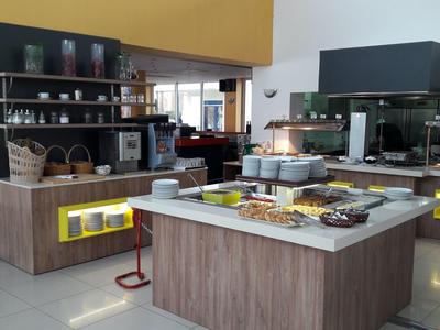 Buffetbereich mit verschiedenen Speisen in einem modernen Hotelrestaurant.