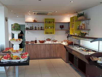 Buffet met verschillende gerechten in een modern restaurant met helder interieur.