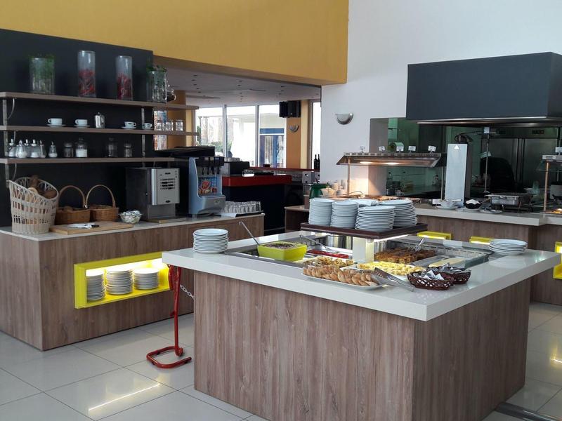 Buffetgedeelte met diverse gerechten en dranken in een modern hotelrestaurant.