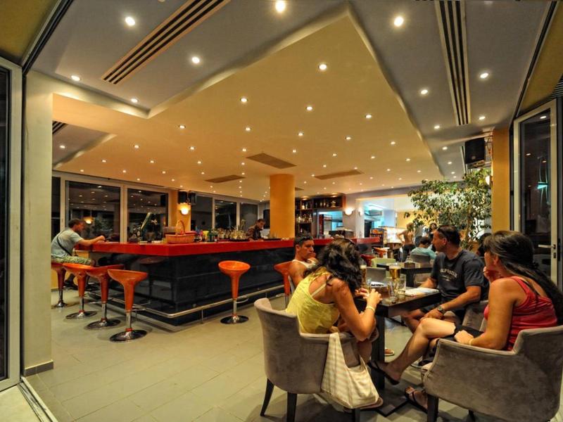 Gezellige hotelbar met zitplaatsen en warme verlichting in de avond.