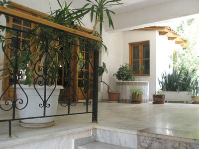 Lichte binnenplaats met potplanten en decoratief smeedijzeren hek