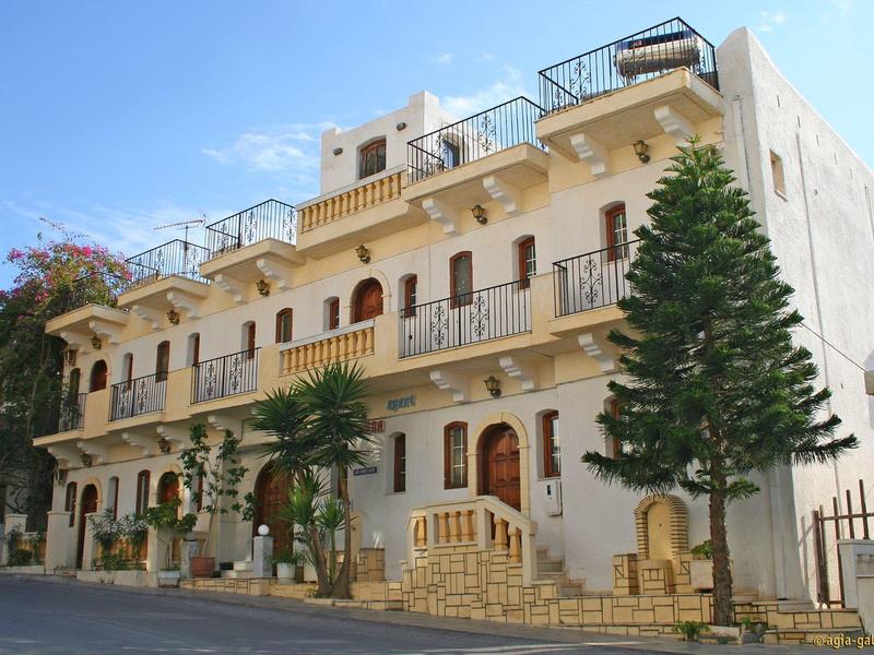 Mehrstöckiges Hotelgebäude mit Balkonen und mediterranem Stil unter klarem Himmel.