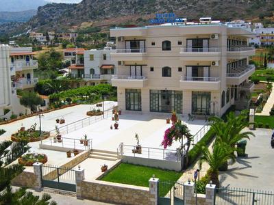 Hotel moderno con più piani e piscina all'aperto in ambiente mediterraneo.