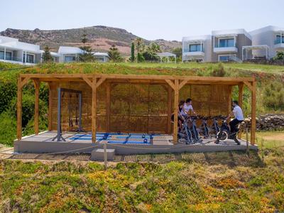 Overdekte fietsenstalling voor moderne witte vakantiehuizen op een heuvel