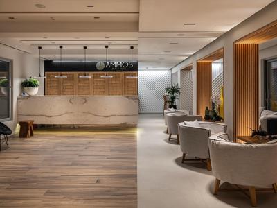 Modern hotelinterieur met receptie en gezellige zithoeken in warm licht.