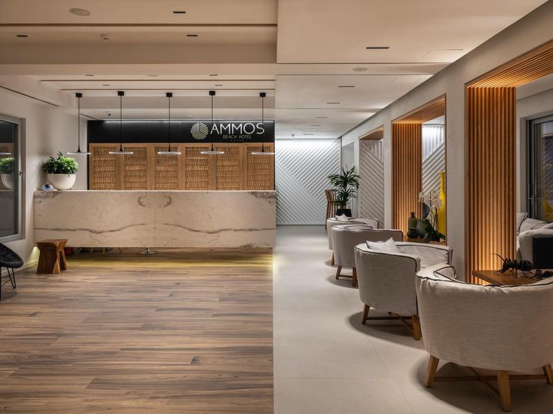 Modern hotelinterieur met receptie en gezellige zithoeken in warm licht.