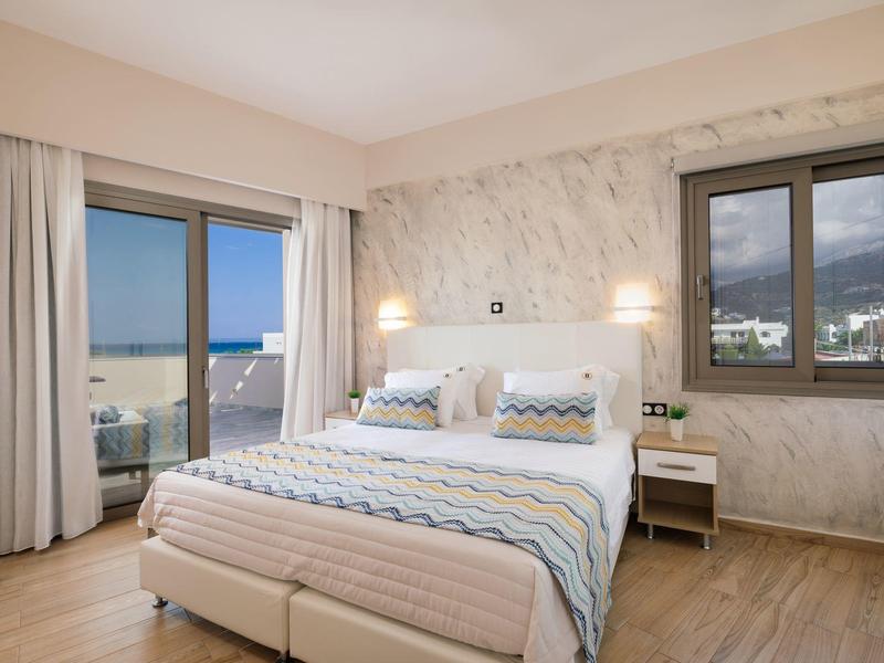 Terasa s moderním ratanovým posezením a výhledem na hory za jasné oblohy.