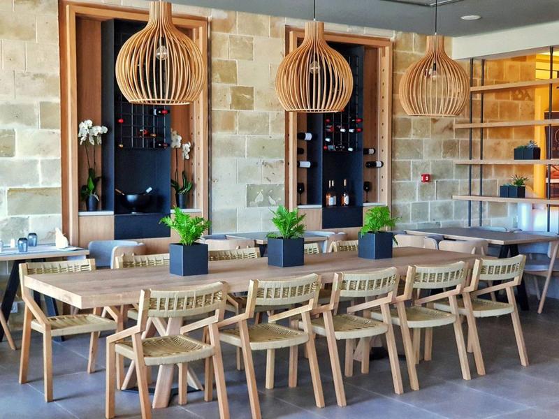 Bufet z chlebem, masłem, dżemem i napojami w nowoczesnej restauracji hotelowej.