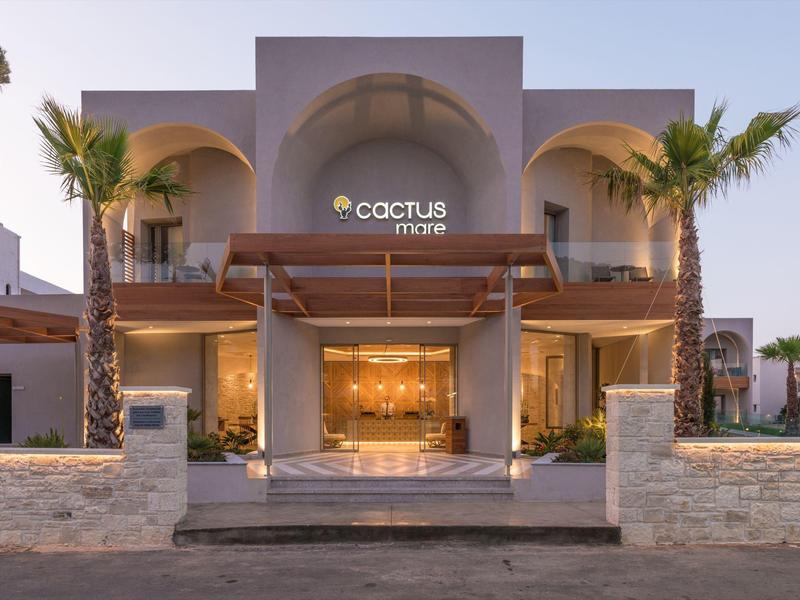 Moderne hotelentree met palmbomen en zachte avondverlichting