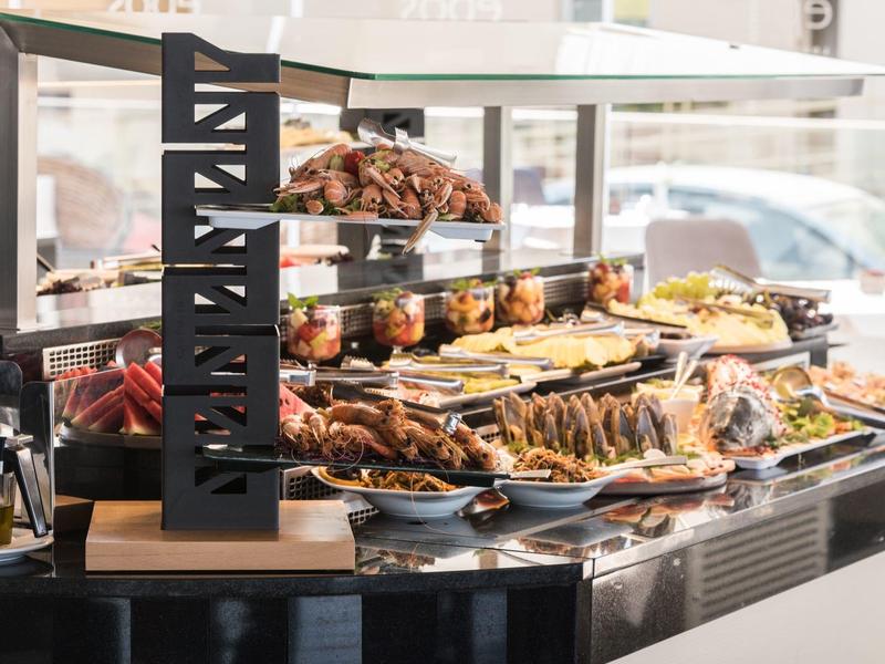 Bufet z różnymi potrawami i wypiekami w restauracji hotelowej.