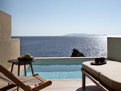 Area piscina con vista mare e mobili da balcone rilassanti sotto un cielo limpido
