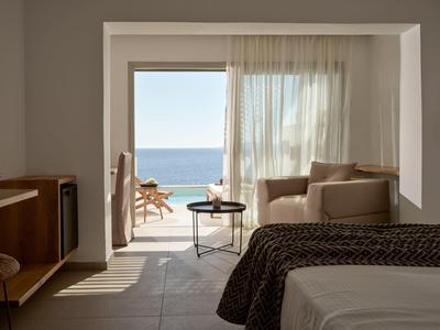 Camera da letto con vista sul mare, luminosa e moderna, con mobili confortevoli e luce naturale.