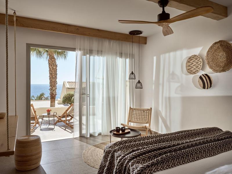 Camera luminosa con vista mare e accesso alla terrazza con lettini.