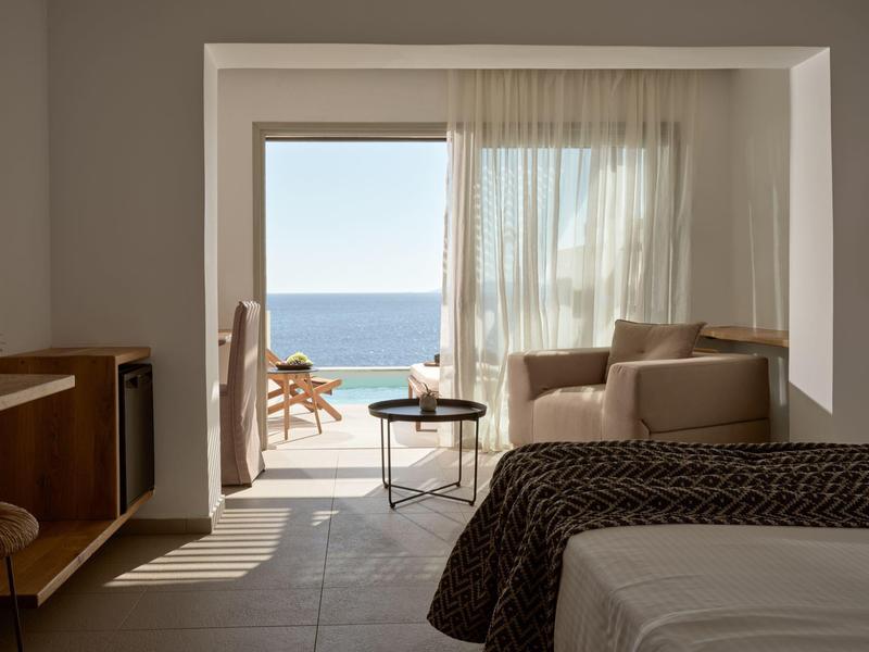 Camera da letto con vista sul mare, luminosa e moderna, con mobili confortevoli e luce naturale.