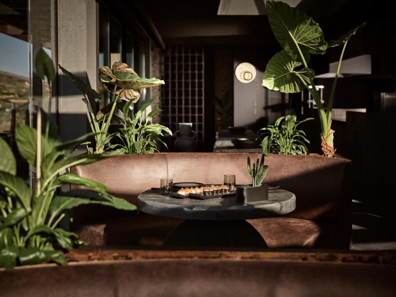 Accogliente area lounge dell'hotel con divani in pelle, tavolo rotondo, piante e luce naturale drammatica.