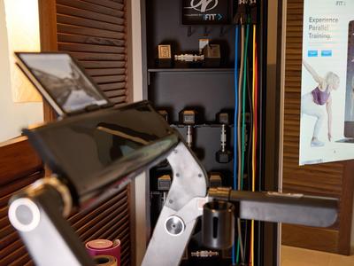 Moderner Handtuchspender und Desinfektionsmittelspender in einem Hotelbad