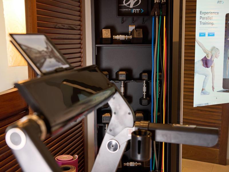 Moderner Handtuchspender und Desinfektionsmittelspender in einem Hotelbad