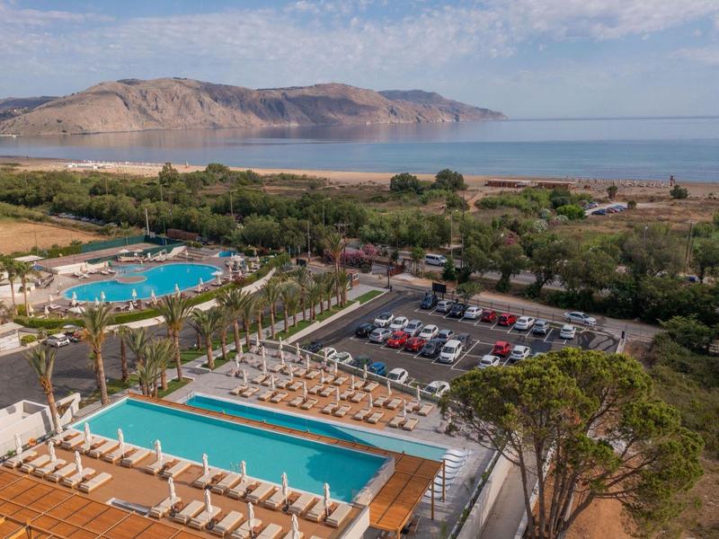 Hotel se dvěma velkými bazény, parkovištěm a výhledem na moře a horskou krajinu.