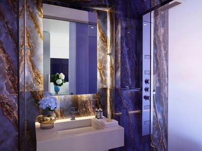 Elegancka łazienka z marmurowymi ścianami, podświetlanym lustrem i niebieską dekoracją kwiatową.