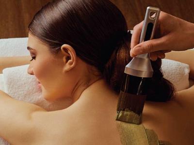 Kobieta otrzymuje masaż pleców w spa, relaksująca i spokojna atmosfera.