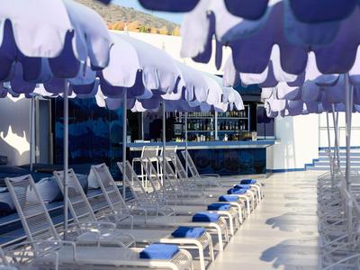Chaises longues vides avec serviettes bleues et parasols violets dans une zone de piscine d'hôtel.