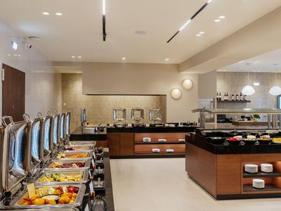 Buffet moderne avec divers plats dans un restaurant d'hôtel.