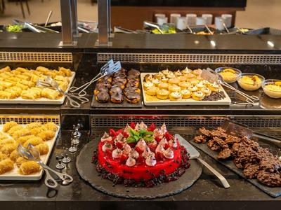 Une sélection de desserts et pâtisseries présentée sur un buffet d'hôtel.