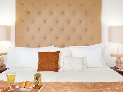 Habitación de hotel acogedora con cama grande, mesitas de noche y luz suave