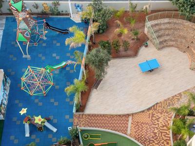 Vista aerea di un'area esterna con piscina, posti a sedere e piante.