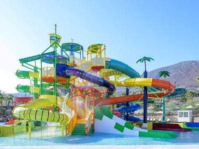 Complesso di scivoli d'acqua colorati con più scivoli e piscina in un resort.