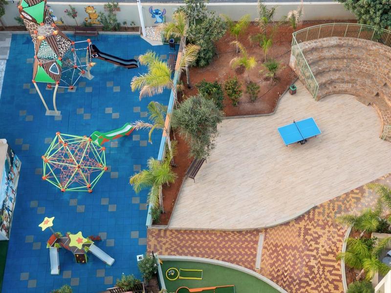 Vista aerea di un'area esterna con piscina, posti a sedere e piante.