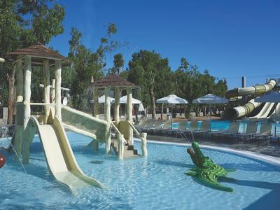 Waterpark met glijbanen, kinderbad en parasols op een zonnige dag