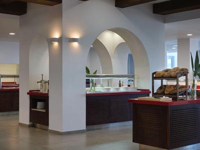 Buffetbereich in einem Hotel mit Brotauslage und moderner, heller Einrichtung.