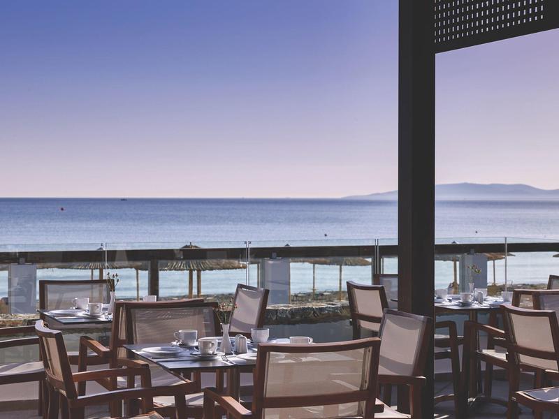 Leeg buitenterras van restaurant met uitzicht op zee en heldere lucht