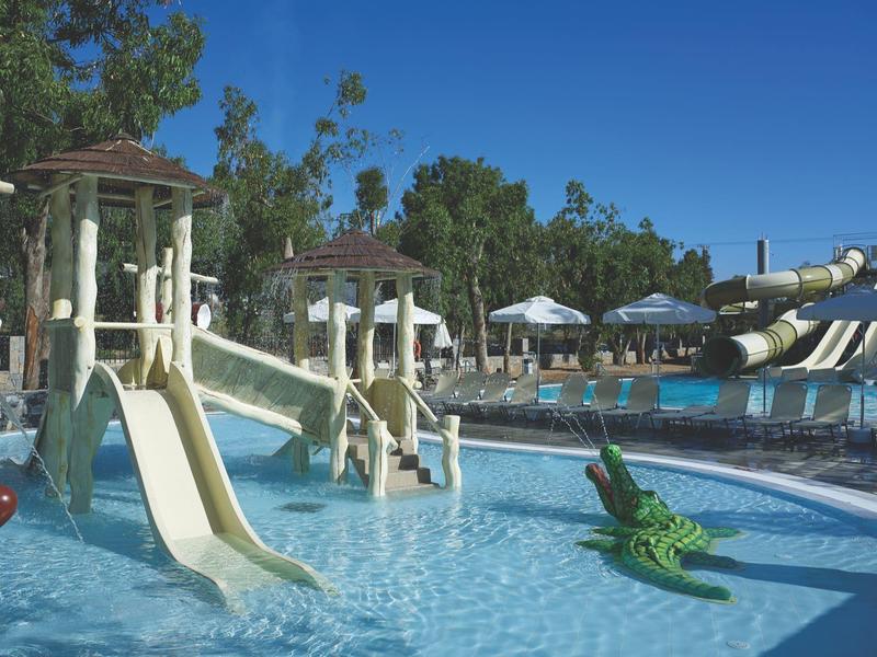 Waterpark met glijbanen, kinderbad en parasols op een zonnige dag