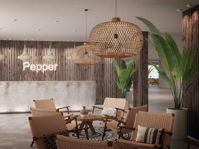 Moderne hotellobby met houten decor, zitgedeeltes, planten en verlichte receptiebalie.