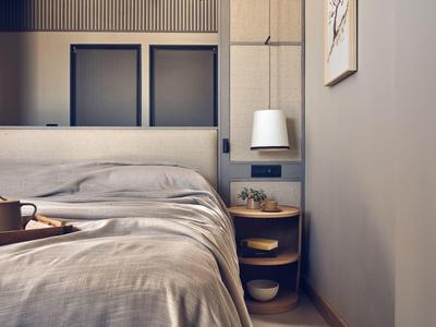 Modernes Schlafzimmer mit hellgraßem Bett, hölzernem Nachttisch und weißer Hängeleuchte.