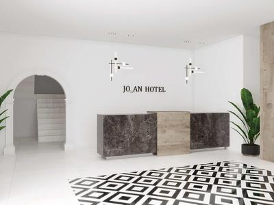 Moderne hotelreceptie met wit interieur, geometrisch tapijt en twee planten.