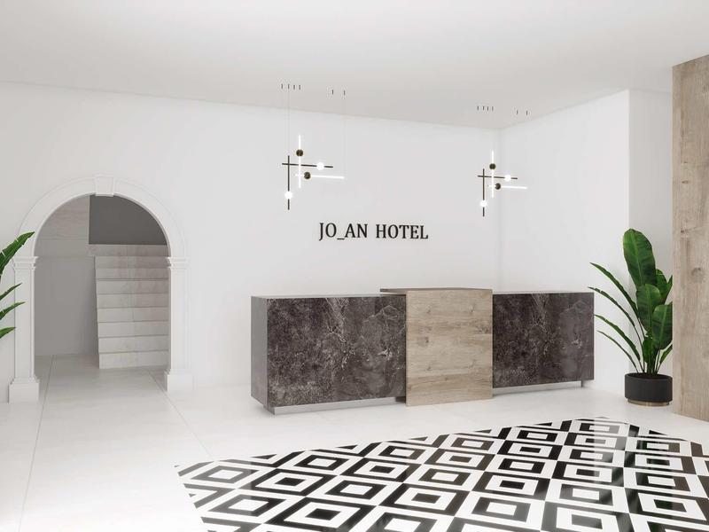 Moderne hotelreceptie met wit interieur, geometrisch tapijt en twee planten.