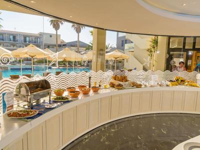 Buffet met gebak en broodjes voor grote ramen met uitzicht op zwembad en buitenruimte