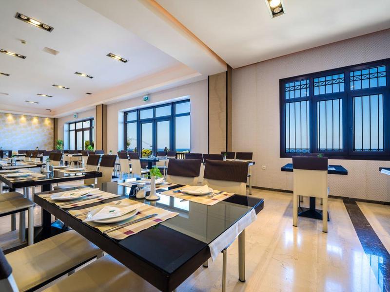 Moderner, hell erleuchteter Konferenzraum mit Tischen, Stühlen und Präsentationsausstattung.