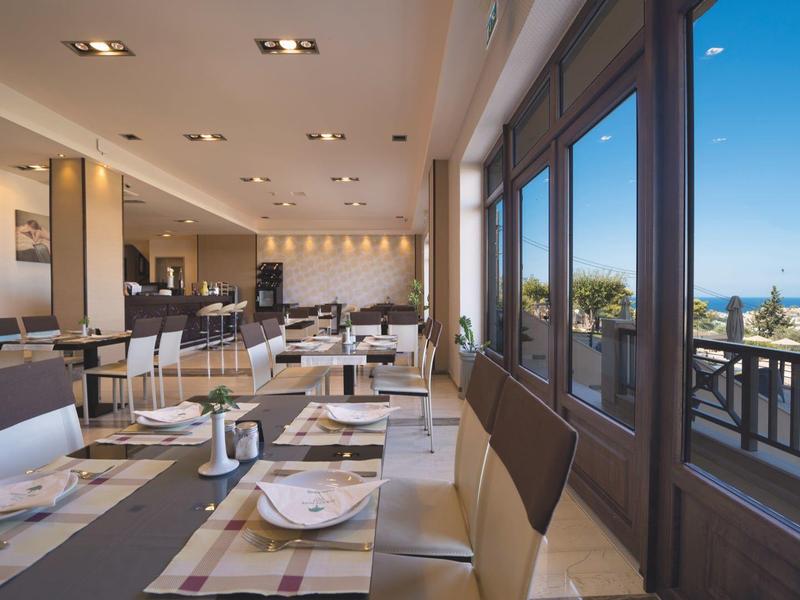 Helles Restaurant mit modernem Dekor und Meerblick durch große Fenster.