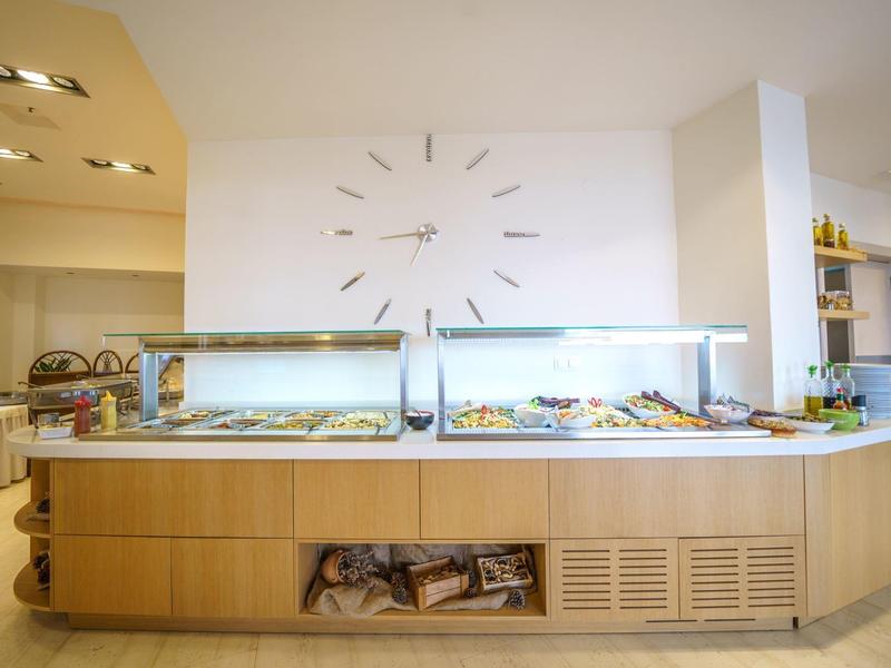 Buffetbereich mit Kühlvitrinen und frischen Speisen in modernem Hotelrestaurant.