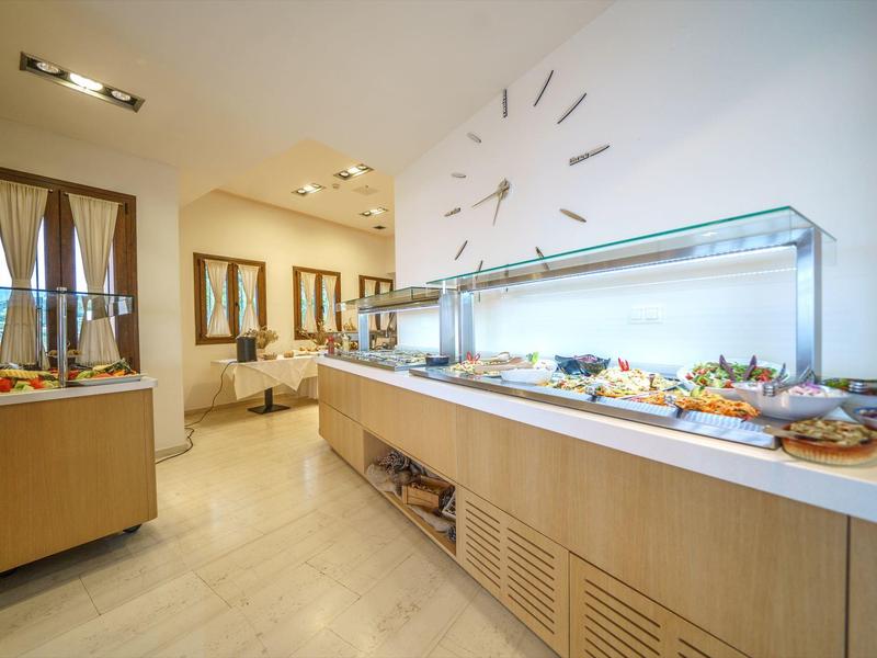 Buffetbereich in modern eingerichteter Hotellounge mit vielfältigen Speisen.