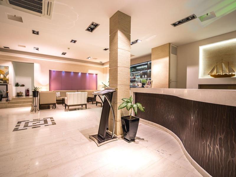 Modern eingerichtete Hotellobby mit Rezeption und stilvoller Beleuchtung.