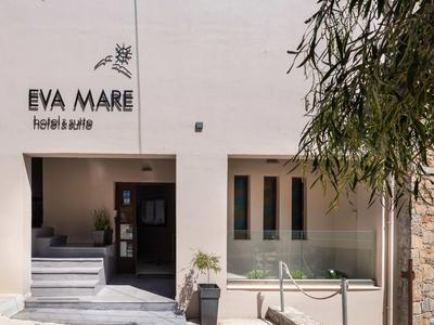 Ingresso dell'hotel Eva Mare con piante e area salotto, facciata chiara