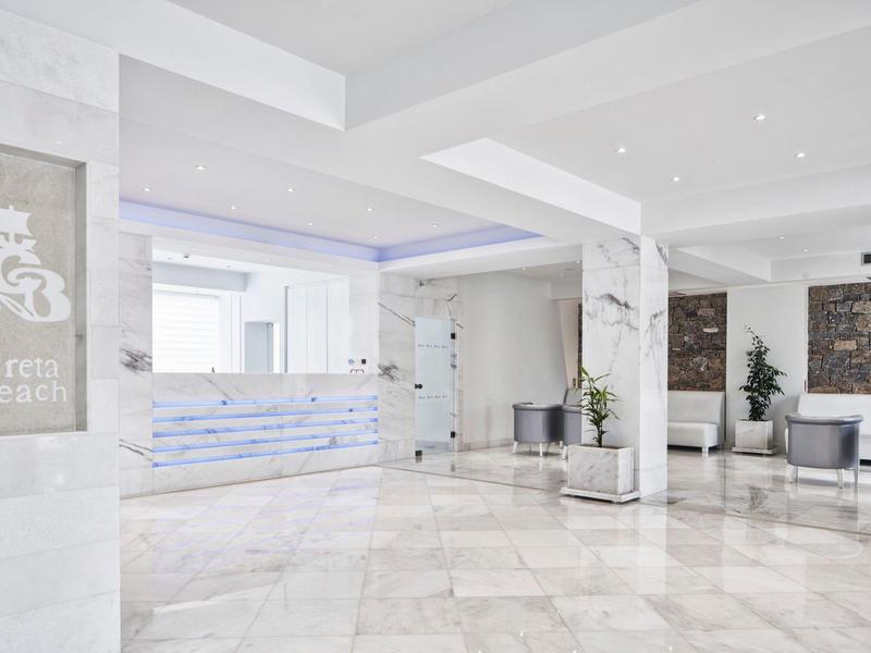 Jasna, nowoczesna hotelowa lobby z marmurową podłogą i recepcją w tle