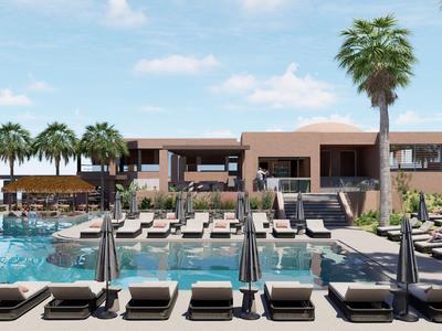 Área de piscina moderna con tumbonas, palmeras y edificio de hotel a la luz del día.