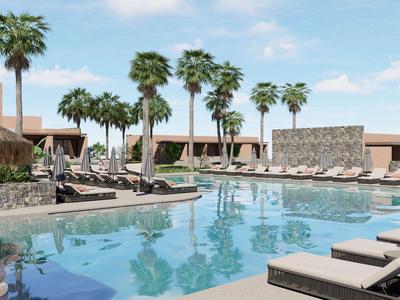 Piscina moderna de hotel con tumbonas y palmeras bajo un cielo azul.