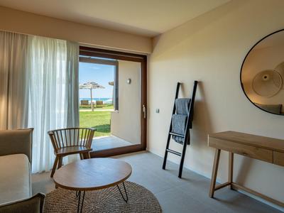 Gemütliches Hotelzimmer mit Blick auf Terrasse und Garten.